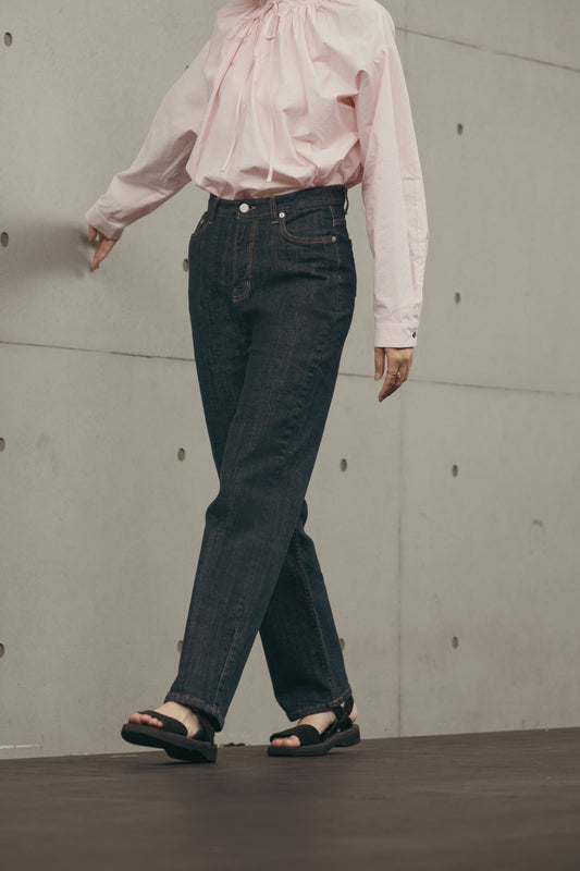 俐落直筒牛仔褲